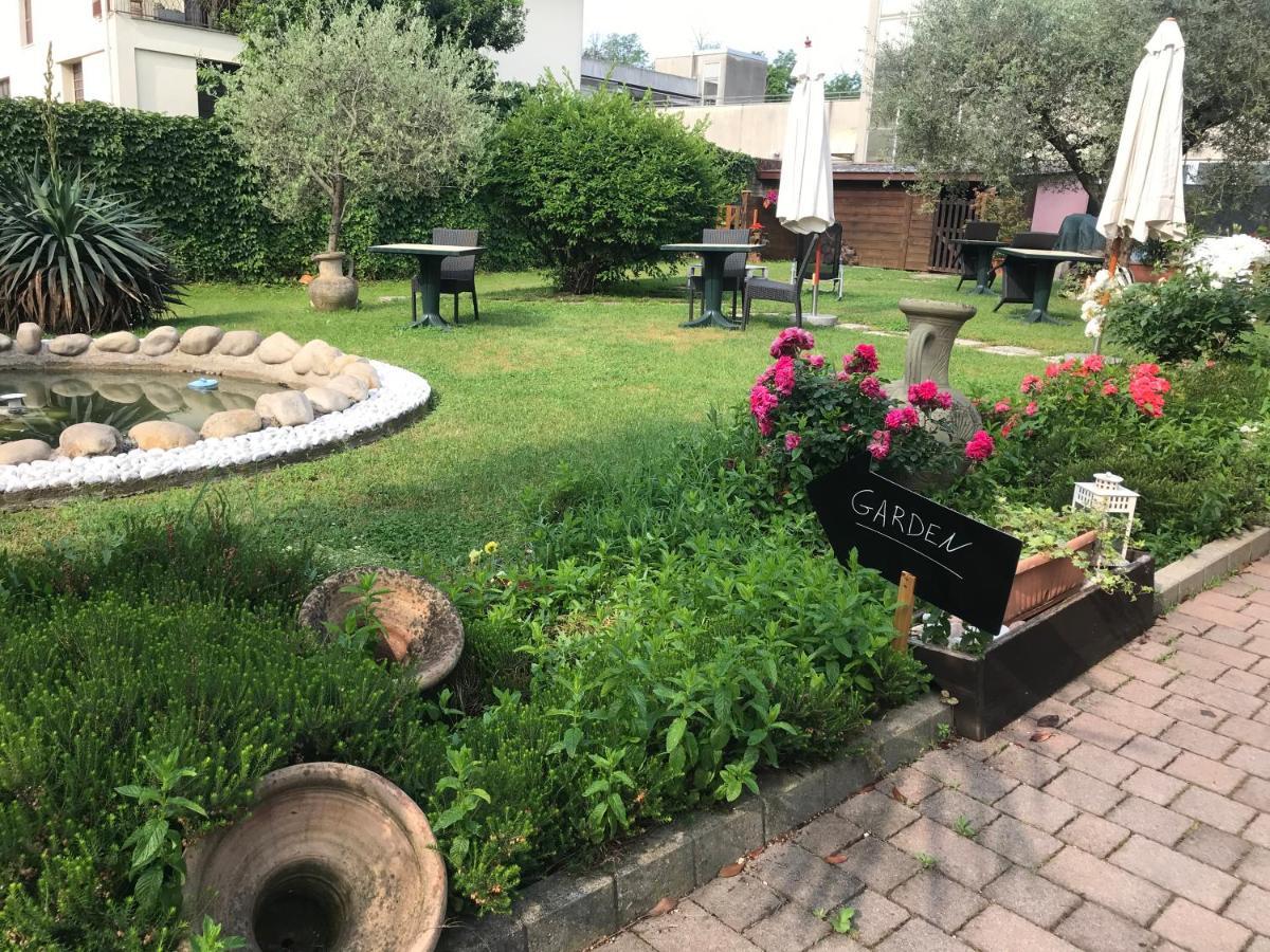 Bed And Breakfast D&D Cardano Al Campo Exteriör bild